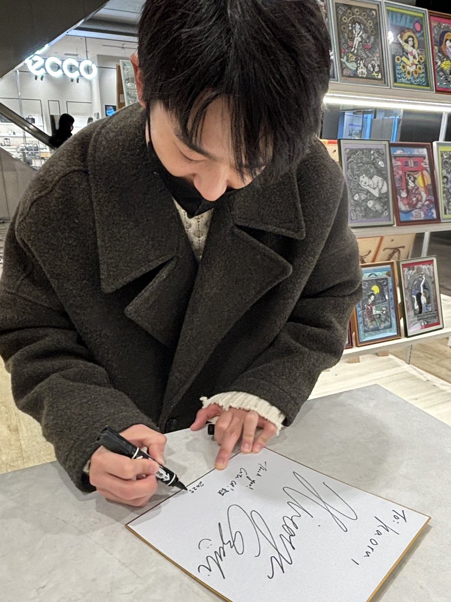 kaorun24hashi's tweet photo. 歌手の尾崎裕哉さんが展示会に来て下さいました🙏芦屋ルナホールのコンサート以来なので、お会いするのは2年振りかな🤔
自身の展示会と重なり、それ以降コンサートにお伺い出来ず気にしていましたが、益々ご活躍されていて、陰ながら嬉しく思っていました🥹 https://t.co/LaMHZjn59B