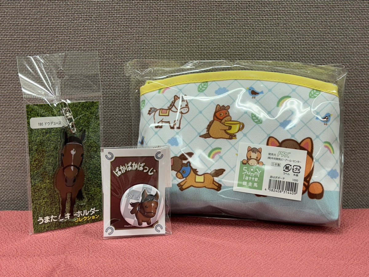 nakayama_owners's tweet photo. 【中山プレゼント】
ドウデュース・キーホルダー＆バッチとカラフルでミルキーな世界に暮らす競走馬たちをデザインしたサニーラテシリーズのポーチセットを4名様に✨️

【応募条件】
3月14日(金)午前9:00まで
①@nakayama_owners のフォロー②このポストを引用
当選者には📩致します。
#中山馬主協会 https://t.co/DBM3skp3mQ