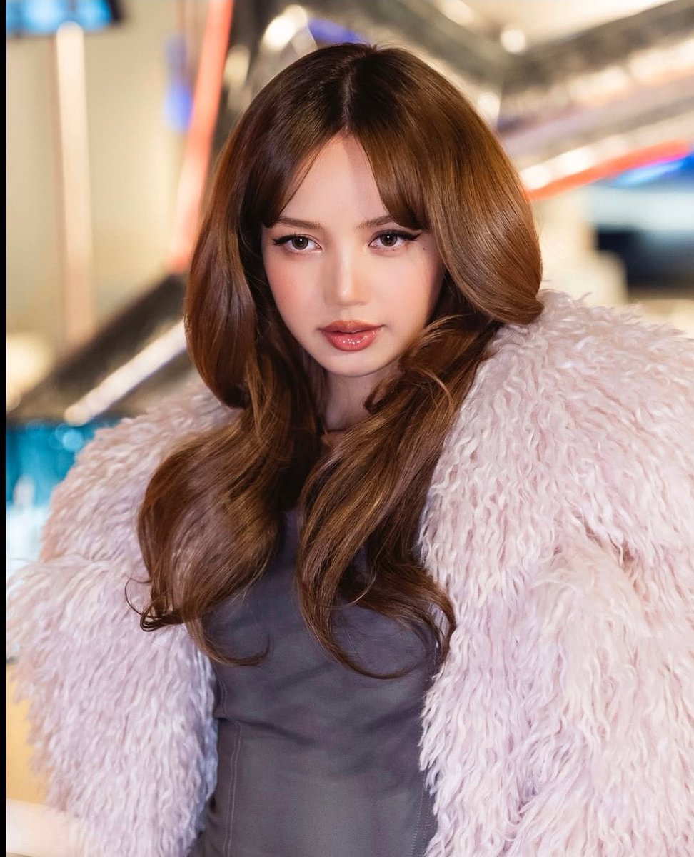 หากไม่ดูเป็นการรบกวนจนเกินไปขอคนละ 1 รี 1 เมนชั่นเพื่อเก็บข้อมูล EMV ให้บอสคนสวยได้ไหมคะ😊

#LISAxLOUISVUITTON 
#LISAxLV
#LVFW25 
<a href="/LouisVuitton/">Louis Vuitton</a>
<a href="/wearelloud/">LLOUD</a>
