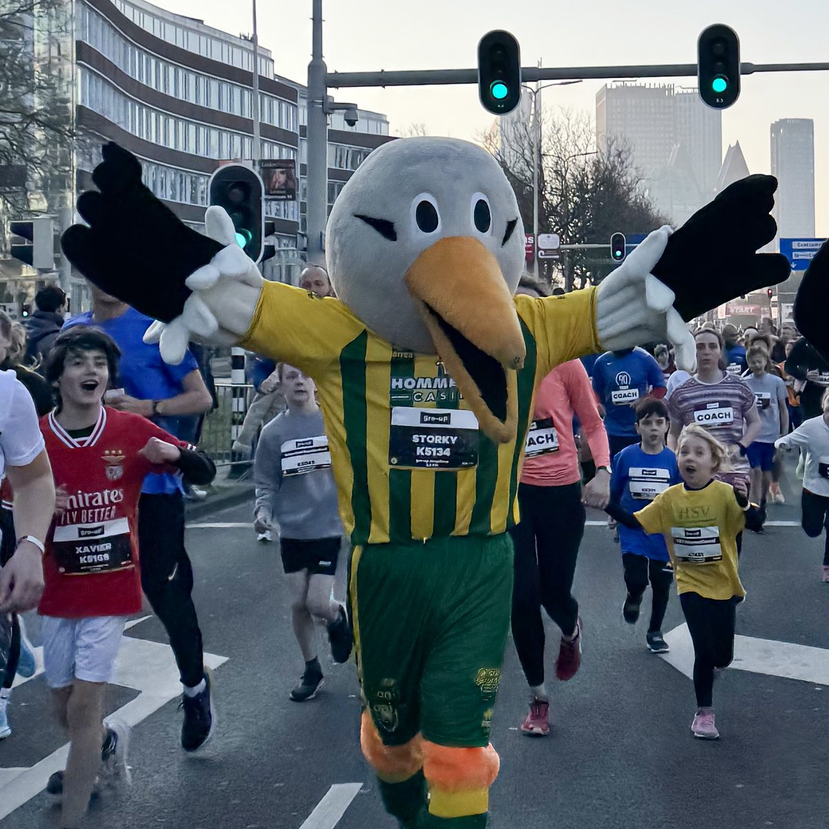 ADODenHaag's tweet image. Storky en Stricky waren vandaag niet te stoppen op de @CPCLoopDenHaag… behalve voor selfies! 🏃‍♂️📸💚💛

#nncpcloopdenhaag #cpcloop