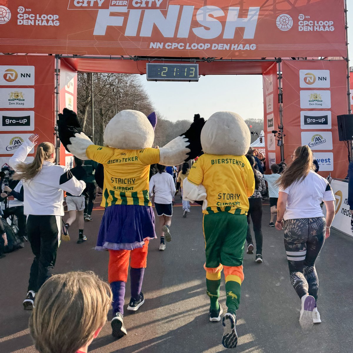 ADODenHaag's tweet image. Storky en Stricky waren vandaag niet te stoppen op de @CPCLoopDenHaag… behalve voor selfies! 🏃‍♂️📸💚💛

#nncpcloopdenhaag #cpcloop
