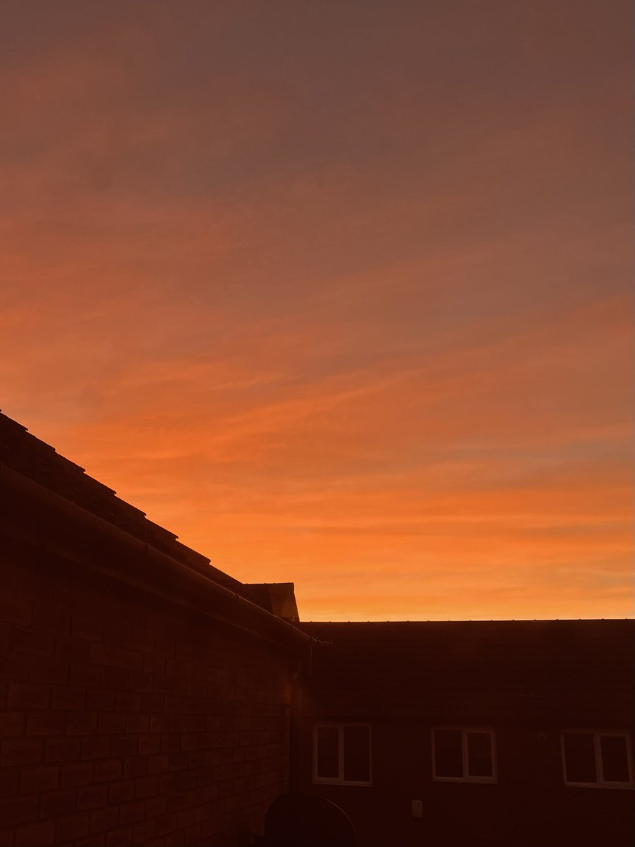 mattlynhamphoto's tweet image. The sun rises
Over my head
In the morning
When I rise
Hold me dear
Into the night
Sun, it will rise
Soon enough
The sun rising
Dangling there
Golden and fair
In the sky
#Gallery365SundayMusic
#Gallery365in2025SundayMusic
@Gallery365photo