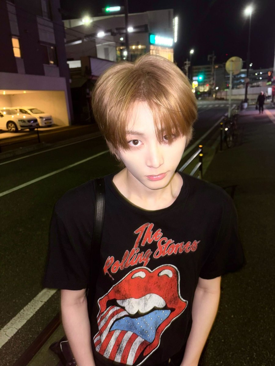 첫번째 사진보고 도서관에서 소리지를뻔함 
현실:커어엉드르렁푸데데코오오...