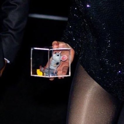 LGTHELOML's tweet photo. NOT GAGA CARRYING PIP 😭😭😭 https://t.co/yTTSb7XBKQ