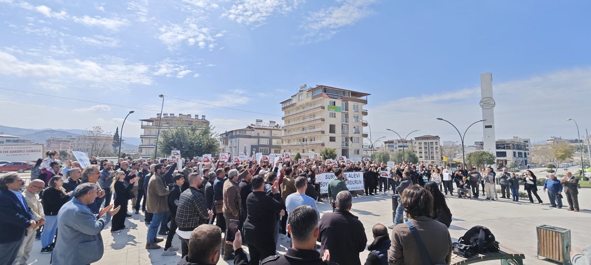 hataytkp's tweet photo. Hatay, Defne Uğur Mumcu meydanında Suriye'de Alevilere yapılan katliamlara karşı bir araya geldik. Tekrar ediyoruz: Emperyalizm ve siyonizm yenilecek! Boyun eğmeyen halk kazanacak! https://t.co/CXw1bHegpW