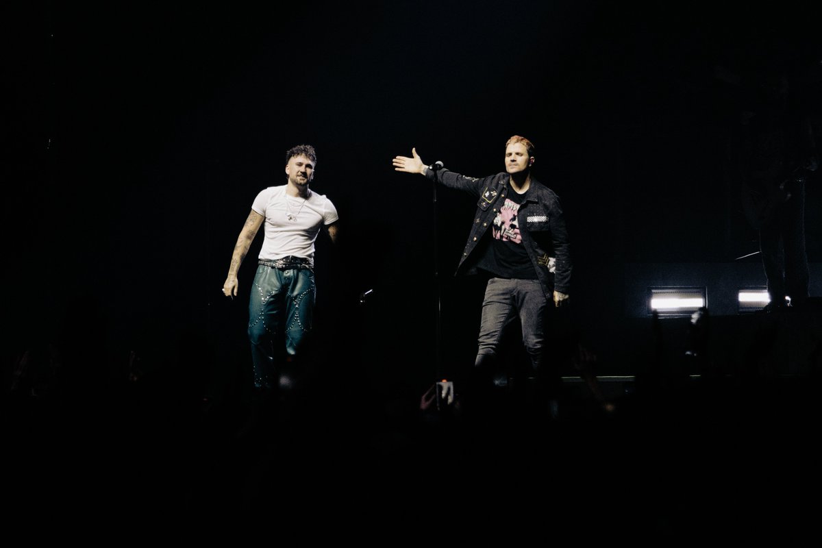 ❤️ ¡Seguimos sin superar este momento! Los dos Danis juntos en el #MovistarArena de Madrid. <a href="/DaniFdez/">Dani Fernández D.</a> y <a href="/_danielmartin_/">Dani Martín</a> cantando 'Me has invitado a Bailar'. ¡Ha sido increíble! 

📸 Alberto Castillo
