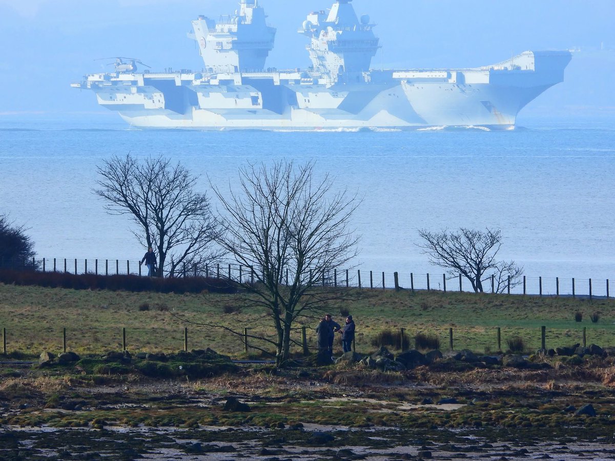Amazing photos of the HMS Prince of Wales on the Clyde this morning 
📸 HMS Prince of Wales
  Credit Greenock Telegraph