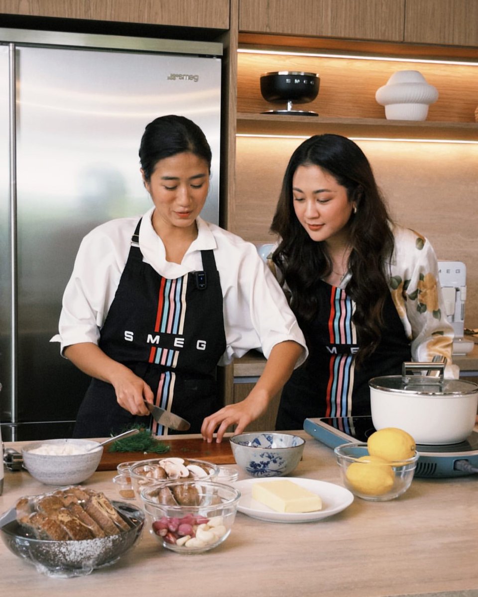 iPopBase's tweet photo. Sherina Munaf and Renatta Moeloek cooking in new photos. https://t.co/viNFhsiu7s