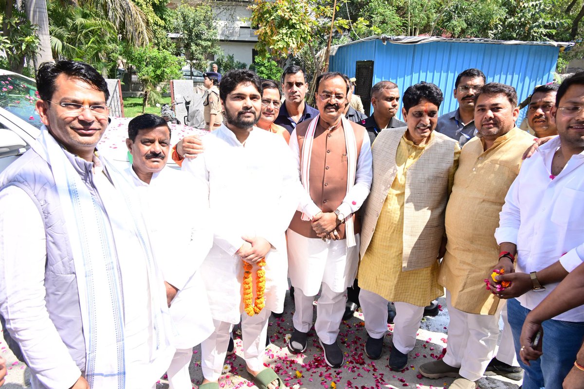 गाजियाबाद में उत्तर प्रदेश सरकार में माननीय कैनिबेट मंत्री श्री सुनील कुमार शर्मा जी के निज आवास पर पहुंचकर परिवार जनों से स्नेहिल भेंट कर कुशलक्षेम लिया एवं एकता व सद्भावना के महापर्व होली की अग्रिम शुभकामनाएं दी।