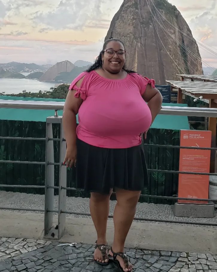 Booblover_002's tweet photo. Vivis Ananias ๐๐#macromastia #gigantomastia #peitogrande #bigbra #fullbra https://t.co/DpBPHNH1Fx