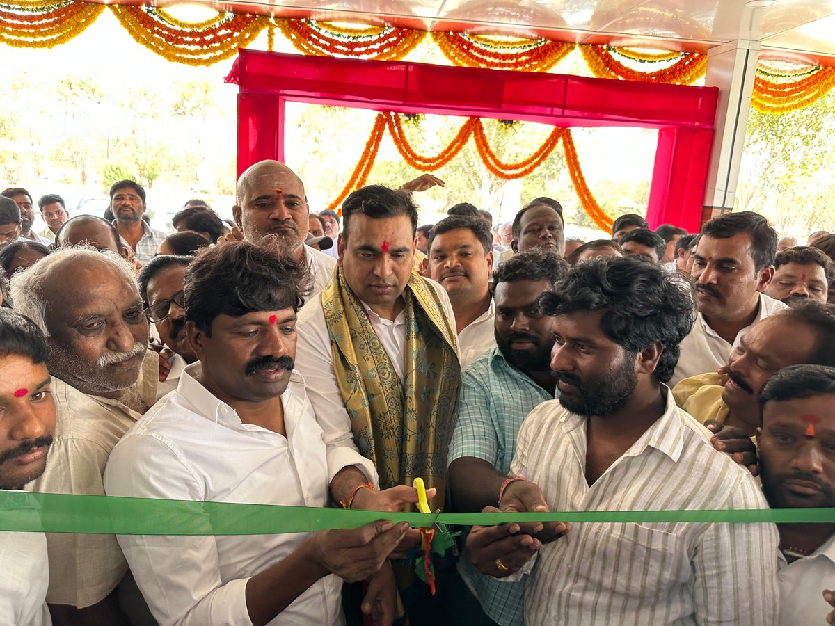 kiran_chamala's tweet photo. నార్కట్ పల్లిలో విజయవాడ నుండి హైదరాబాద్ వెళ్ళే దారిలో హోటల్ అక్షయ పార్క్ ను నకిరేకల్ ఎమ్మెల్యే శ్రీ వేముల వీరేశం గారితో కలిసి ప్రారంభించడం జరిగింది.

#hotel #Newhotelopenings #openingcermony #chamalakirankumarreddy #bhongirparliament #TelanganaCongress https://t.co/i0AWe4Flvw
