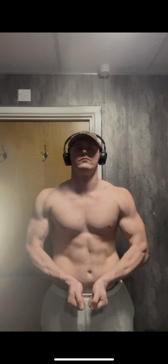 A year difference.
#consistencyiskey #gym #gymmotivation #prowrestling #wales #training #process