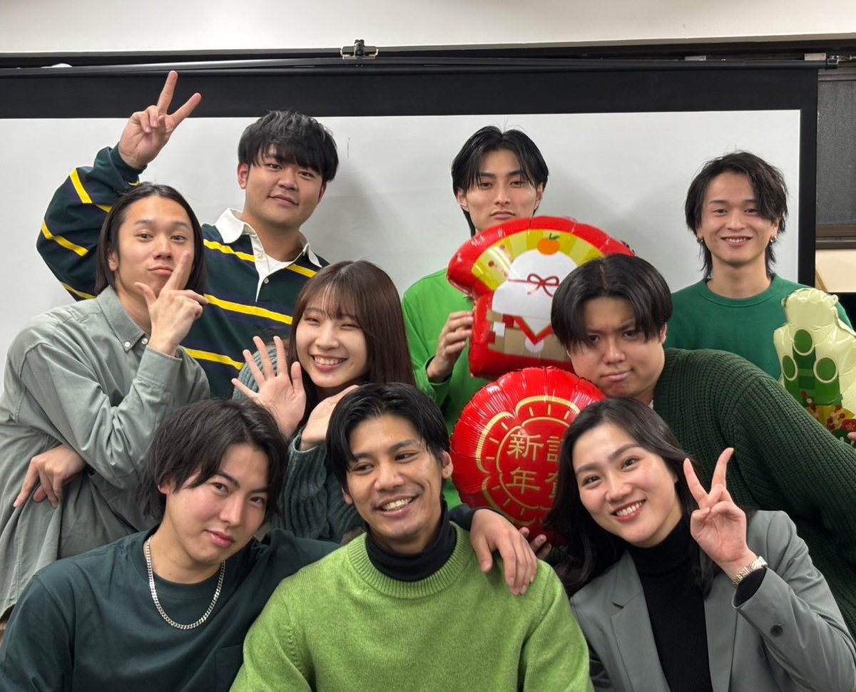 事務所のみんなと撮った写真📷
今年は巳年だからみんなで緑の服を着て撮ろう！ってなったんだけど、こんなに色んな緑集まるのなんかほっこりだよね🤭

#Msプロジェクト
#池田理愛
#役者
#俳優
#女優