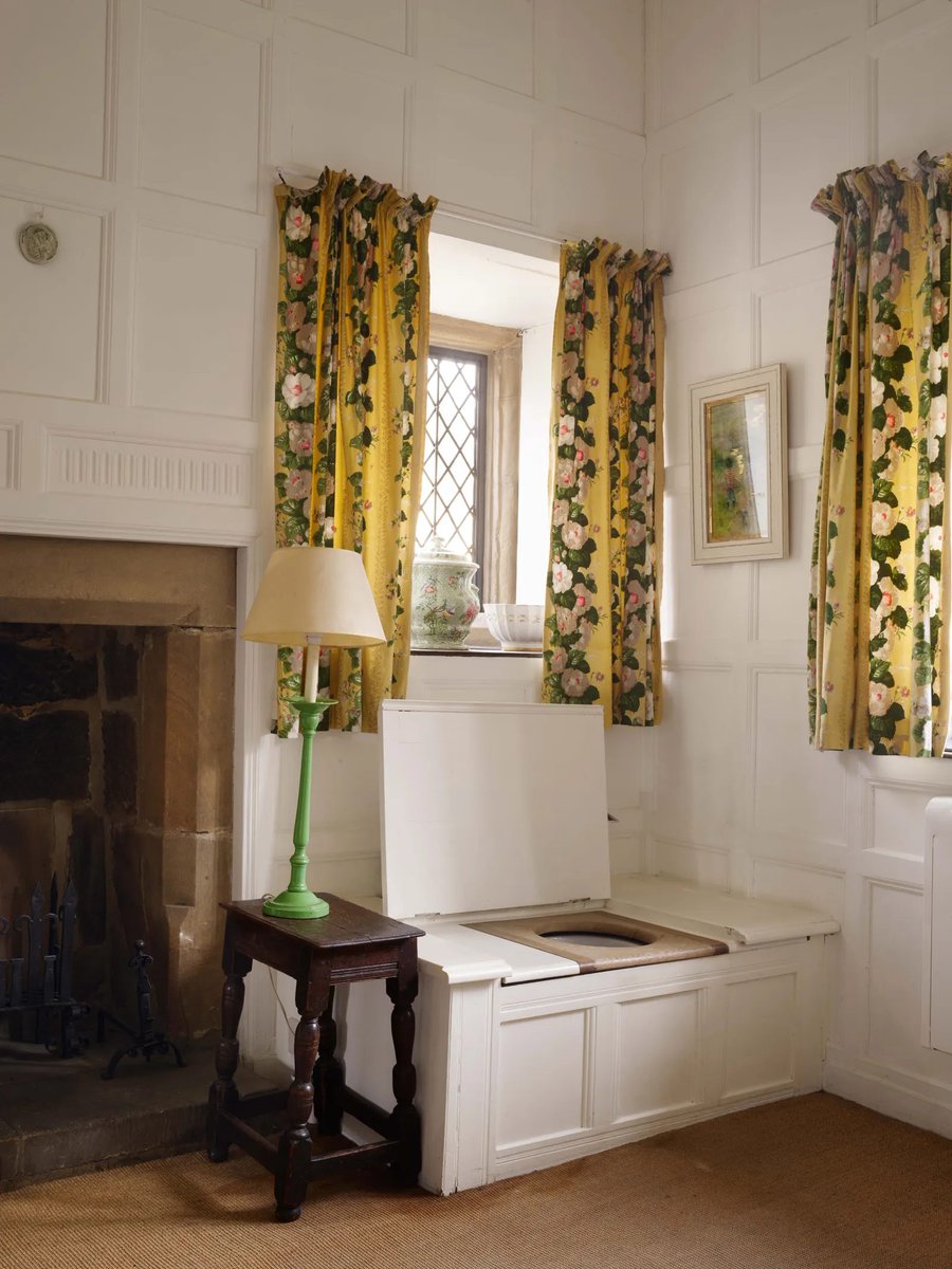 WofInteriors's tweet photo. (1/2) After years as something of a spare part, Haddon Hall in Derbyshire finally has a family to fill it https://t.co/f2sFX4PEh7