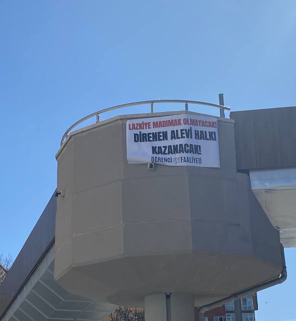 Suriye'de HTŞ çetelerinin Alevilere yönelik başlattığı katliamlara karşı üniversiteliler olarak Ankara'dan ses çıkartıyoruz:

Lazkiye, Madımak olmayacak! 

Direnen Alevi halkı kazanacak!