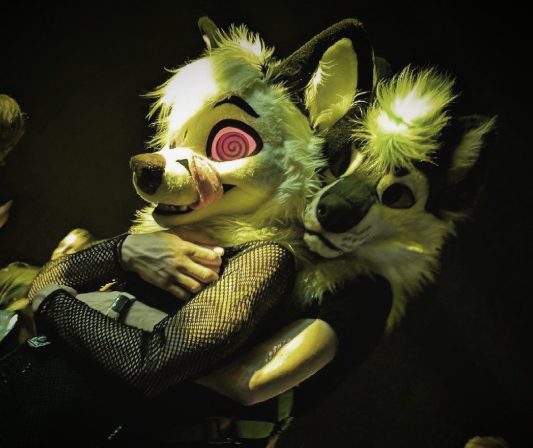 WhoYouLeastExp_'s tweet image. Hold me like this and make me yours~
🐺 @FuzzyCodec
📷 @Devonshiree1
🗓️ #NFC2025
#furry #furryfandom #fursuit #fursuiter