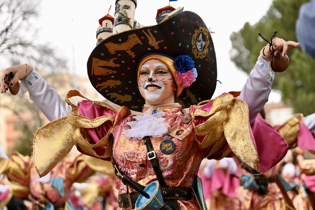 🥁 El desfile de despedida, organizado por la Asociación de Vecinos de #Valdepasillas, ha marcado el final de este #CarnavaldeBadajoz, fiesta de Interés Turístico Internacional.