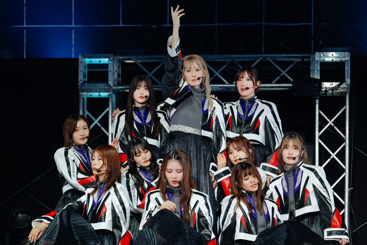 zt_uw's tweet photo. アンコールで花道に行く時に1日目はあきほちゃんからみいちゃんの手を繋いでいて、2日目はみいちゃんからあきほちゃんの手を繋いで歩いてるの見れただけで最高でした😭👏✨
過去一幸せなBACKSLiveでした😌💕
#11thSingleBACKSLIVE
#小池美波 #大沼晶保 https://t.co/DkgGJdBtvp