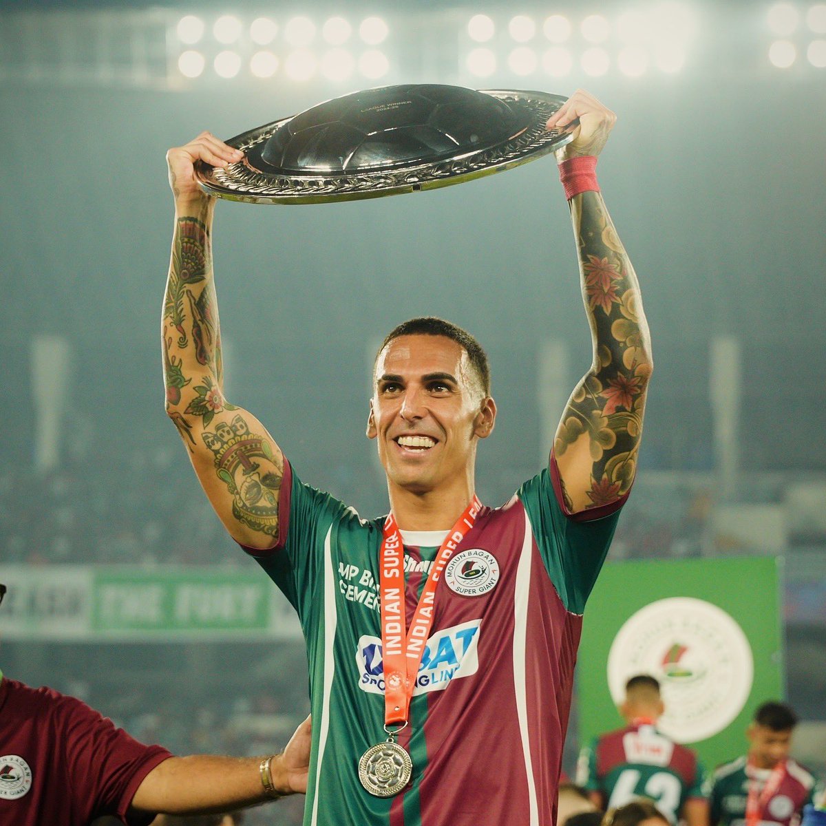 albertorguez92's tweet image. Champions of ISL🤩🏆
La satisfacción de entrenar duro en días buenos y no tan buenos para vivir y sentir momentos como este es increíble. Sin palabras
Gracias vida y gracias fútbol!! Joy Mohun Bagan 🙏🏼❤️💚