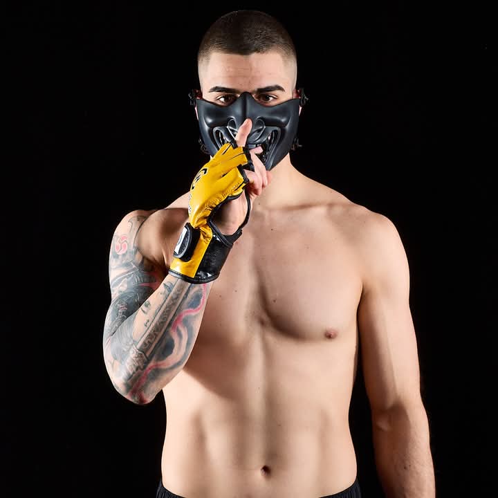 BlundiPerez's tweet image. ROME : VENIT, VIDIT, NON VICIT
Petite surprise dans le Colisée du @CageWarriors 👊 où le gladiateur romain invaincu #GiuseppeMastrogiacomo 🇮🇹 💪 est battu dès le 1️⃣er round par #RNC.
Mais chut 🤫, l'honneur et l'avenir appartiennent toujours au soldat de #Rome 🏛️
#CW183
#MMA