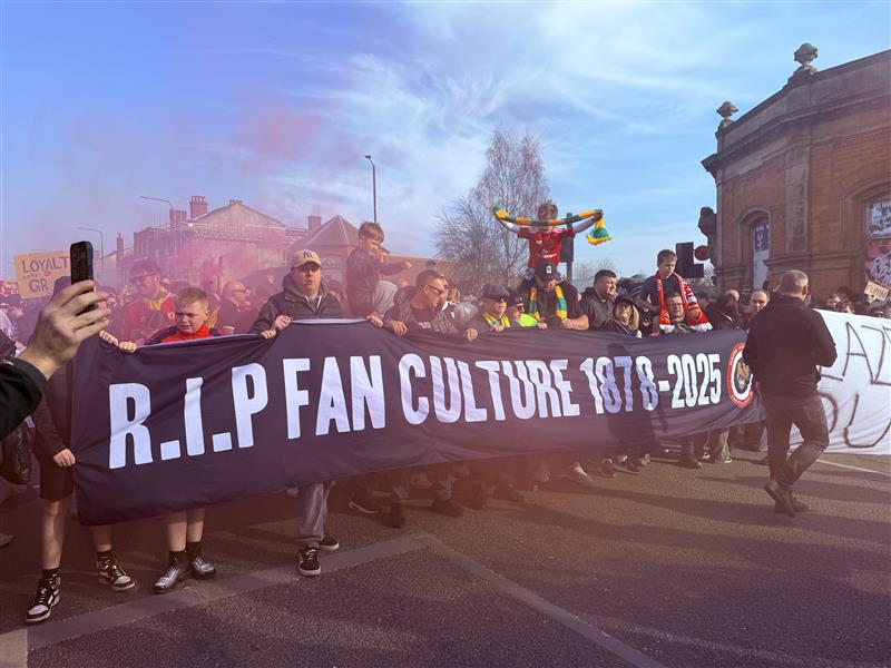 SimonPeach's tweet image. #MUFC fan protest under way. @The__1958 have urged fans to wear black to symbolise how the club is “slowly dying” (📸 @iparkysport)