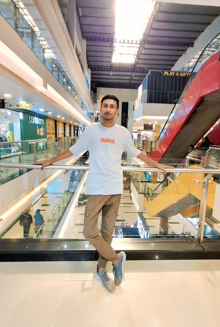 JITENDRARA10262's tweet photo. #viratfan
Name:- Ramnarayan Sahu
Education:- https://t.co/DPLXgiOq6W (cs)
🚨Photo m dikh rha ye mera dost @imramnarayan_18 hai.
Jo ki @imVkohli ka ek bhot bada fan hai, aaj iska Dil toot gya ki Virat sir only 1 run pe out ho gye. 😭
NZ vs Ind match in Dubai... https://t.co/P5os34OaZk
