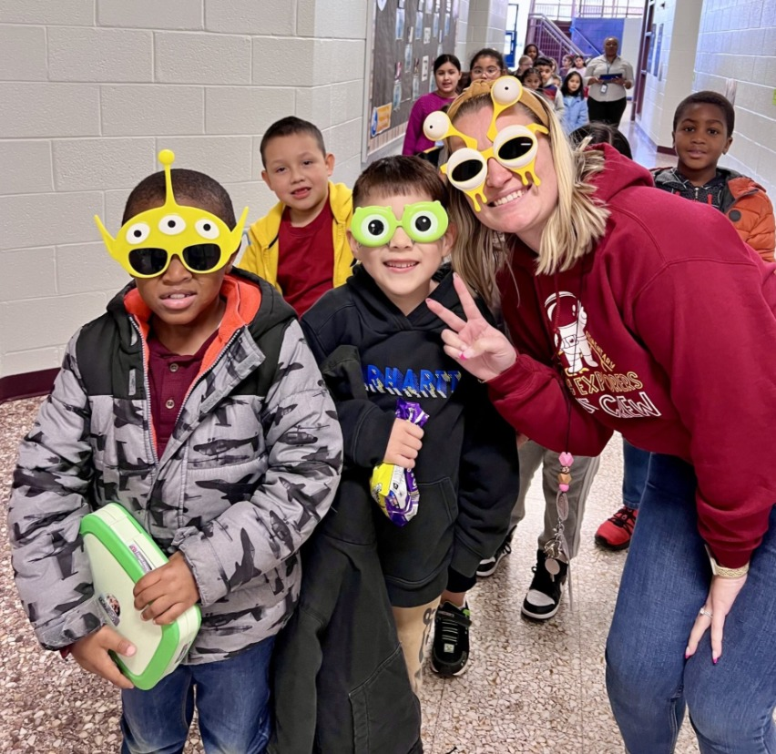 _AndyJacks's tweet image. More Fun Friday pictures from our School Counselor, Ms. Barnhart! #EllisExplorers