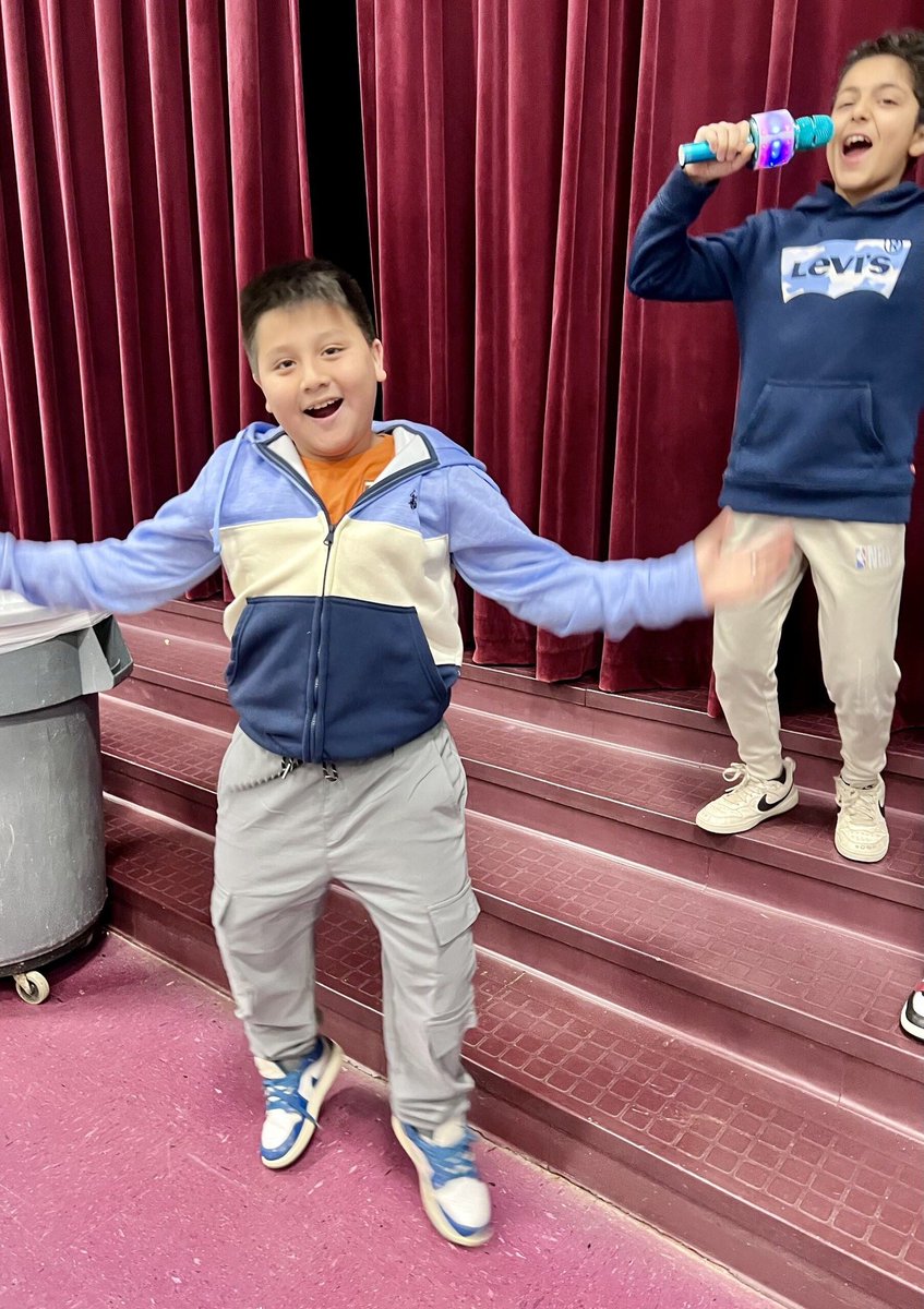 _AndyJacks's tweet image. More Fun Friday pictures from our School Counselor, Ms. Barnhart! #EllisExplorers