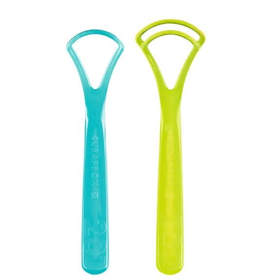 نظافة اللسان.. الشيء اللي كثير ناس ينسونه!

كلنا نعرف إن تنظيف الأسنان شيء أساسي، بس هل عمرك فكرت إن اللسان بعد يحتاج تنظيف؟ كثير ناس يركزون على الأسنان وينسون إن اللسان يجمع بقايا الأكل والبكتيريا، وهذا يسبب ريحة مزعجة للفم  

وش الحل ؟ بسيط جدًا! بعد ما تفرّش أسنانك،   نظف