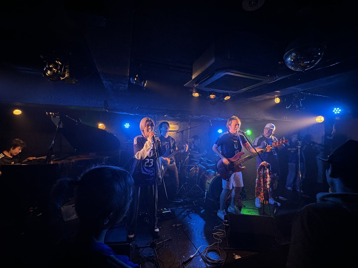 yuzu_karaage2's tweet photo. 代々木Barbara presents.
「代々木ソウル！ダイナマイト伝説！」を観にいきました💣🔥
アロハさんのライブを観たのは昨年7月ぶりで嬉しくてめちゃくちゃ楽しくてノリノリで聴けました🥹⚽️🌺🌴✨️
クロニクル歌詞良すぎたー߹ 𖥦 ߹
またライブ行きたいです！ https://t.co/P5CyFRa9Yo