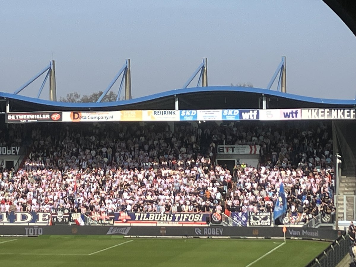 Mooi. Clubkleuren ipv zwarte hoody’s. #WILUTR