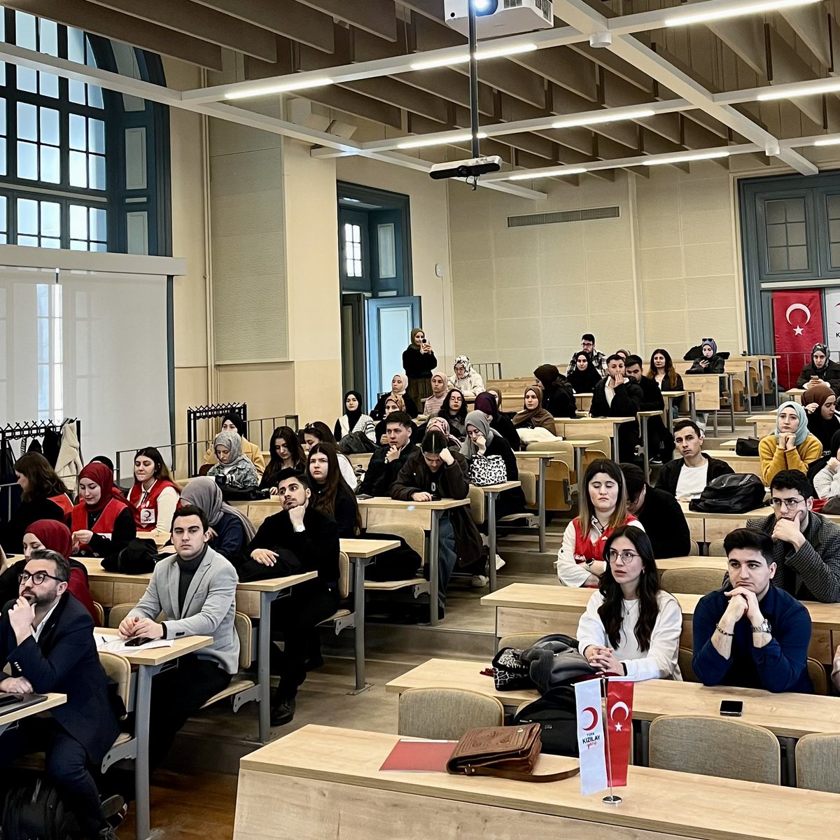 Genç Kızılay İstanbul Sağlık Bilimleri Üniversitesi topluluğumuzun düzenlediği “Dünyanın Görünmeyen Çehresi: Doğu Türkistan” programında, Doğu Türkistan’ın tarihi, kültürel ve günümüz meseleleri ekseninde yaşadığı zorlukları ele aldık.

Programda, SBÜ Genç Kızılay Kulübü