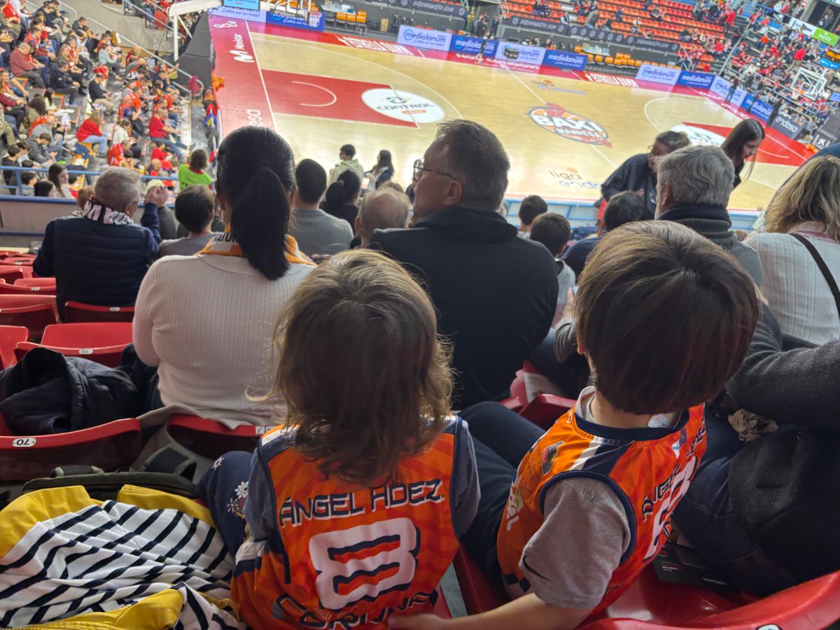 Como es la vida, 6 años después vuelvo al pabellón donde jugué mi último partido con <a href="/basquetcoruna/">Leyma Basquet Coruña 🍊</a> para verlos en <a href="/ACBCOM/">Liga Endesa</a> Piel de gallina!
Vamos #FamiliaNaranja !!
