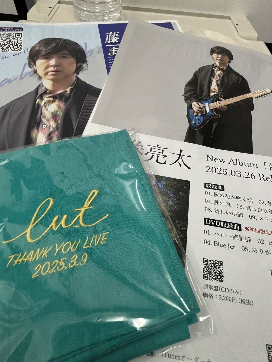ririkoko_r_k_'s tweet photo. 山梨県に藤巻亮太さんの39lLIVEに行って来ました。山梨県は2回目。藤巻さんのLIVEは去年の6月?7月?依頼
ほんとに今日来れた事に感謝します
一緒に着いてきたてくれた娘にも感謝
そして久しぶりに沢山のフォロワーさんにも会えて嬉しかったです🥹
次は4月からのツアー楽しみです
#藤巻亮太 #39live https://t.co/bjYhxMyIf8