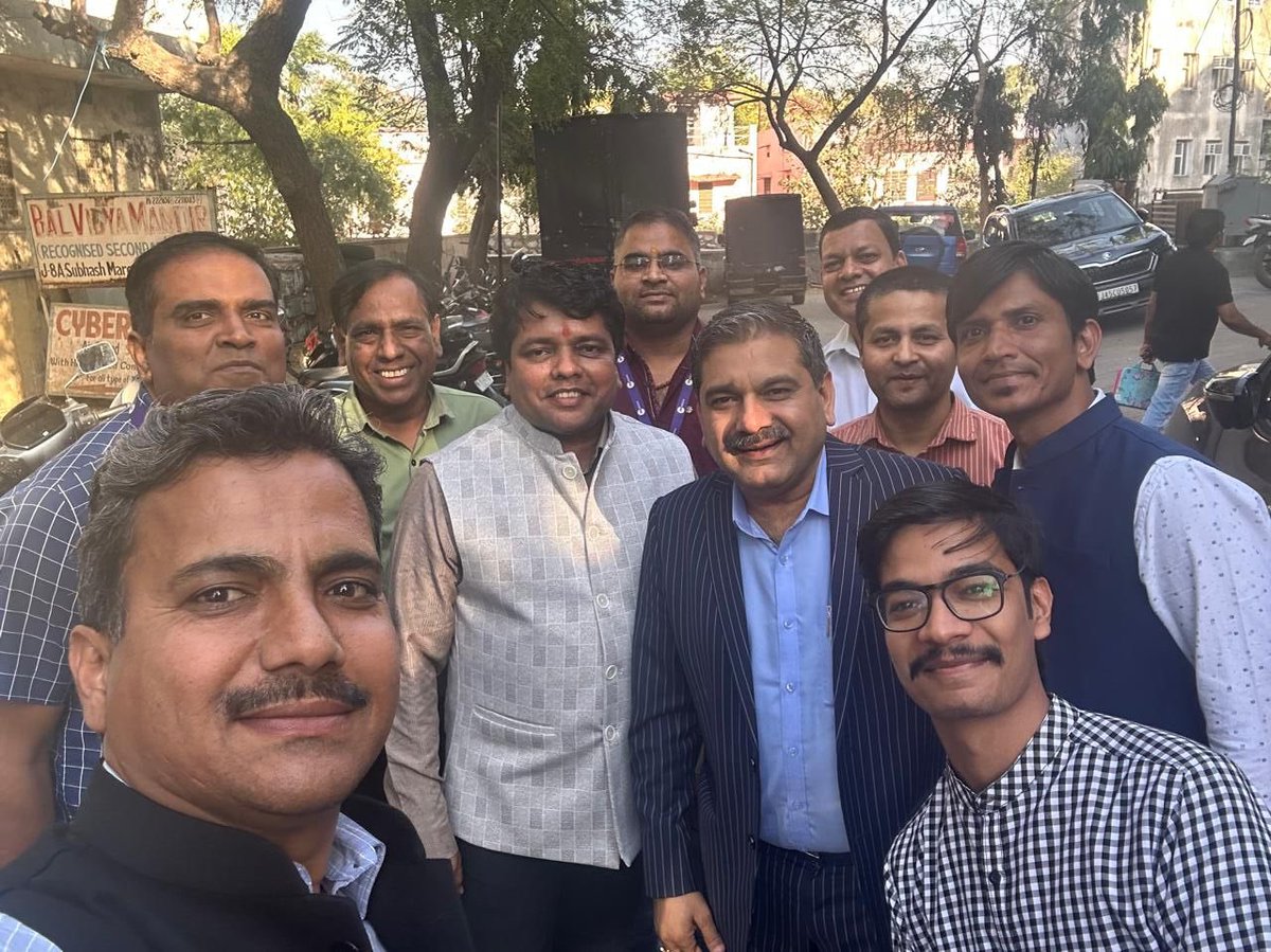 RakshitYadav25's tweet image. A Pleasure Meeting with Anil Singhvi sir…. @AnilSinghvi_ 
Managing Editor- Zee Business
Content creator (Markets)  

#AnilSinghvi #zee #ZeeBusiness #ShareMarket #Jaipur #Sharemarket