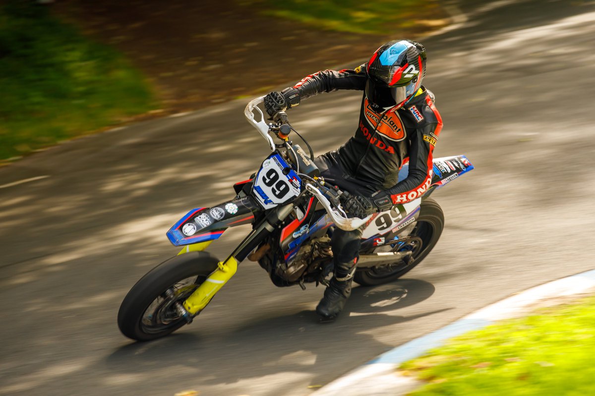 Entries now open for the 2025 May @Sorrymate Hillclimb on 3/4 May. Classes
-Vintage
-SuperMoto
-Pit Bike
-Race Bike
-Sidecar
-Morgan
-SuperLite
-Scooter
-Road Bike
Single Event licences available, incl. 70+ Yrs
Entry forms oliversmount.com/competitors/ma…
📷 Ben Broadley
#hillclimb #NHCA