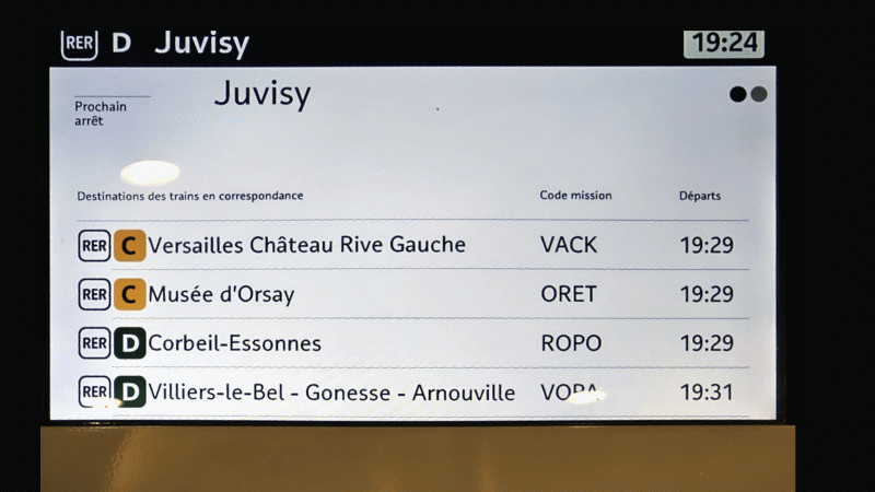 bernard_baur's tweet image. Vieille demande de @Asso_SaDur en particulier, l&apos;affichage des correspondances #RERD vers Paris dans les #Regio2N de l&apos;étoile de Corbeil est enfin devenu réalité.
Ici à l&apos;approche de Juvisy, les correspondances sont également affichées en amont de la gare de Viry