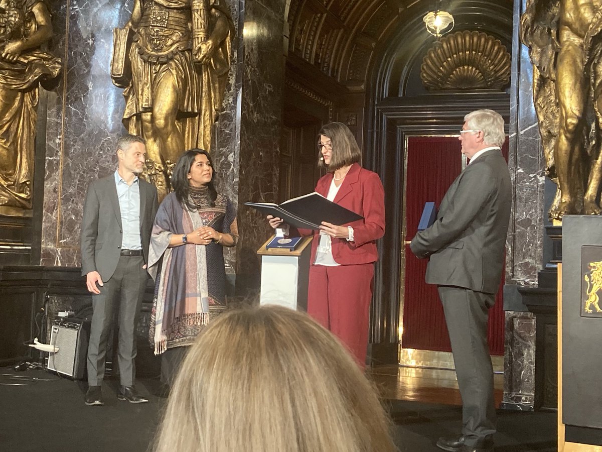 Sylvia Löhrmann (@sylvialoehrmann) on Twitter photo „Füreinander streiten“-das diesjährige Motto der Christl.-jüd. Gesellschaften; die Buber-Rosenzweig-Medaille erhalten <a href="/MeronMendel/">Dr. Meron Mendel</a> & <a href="/sabanurcheema/">Saba-Nur Cheema</a> ; ich gratuliere von Herzen; persönlich und als <a href="/ASB_NRW/">Antisemitismusbeauftragte NRW</a> ! „Alles wirkliche Leben ist Begegnung“ M. Buber „Füreinander streiten“-das diesjährige Motto der Christl.-jüd. Gesellschaften; die Buber-Rosenzweig-Medaille erhalten <a href="/MeronMendel/">Dr. Meron Mendel</a> & <a href="/sabanurcheema/">Saba-Nur Cheema</a> ; ich gratuliere von Herzen; persönlich und als <a href="/ASB_NRW/">Antisemitismusbeauftragte NRW</a> ! „Alles wirkliche Leben ist Begegnung“ M. Buber