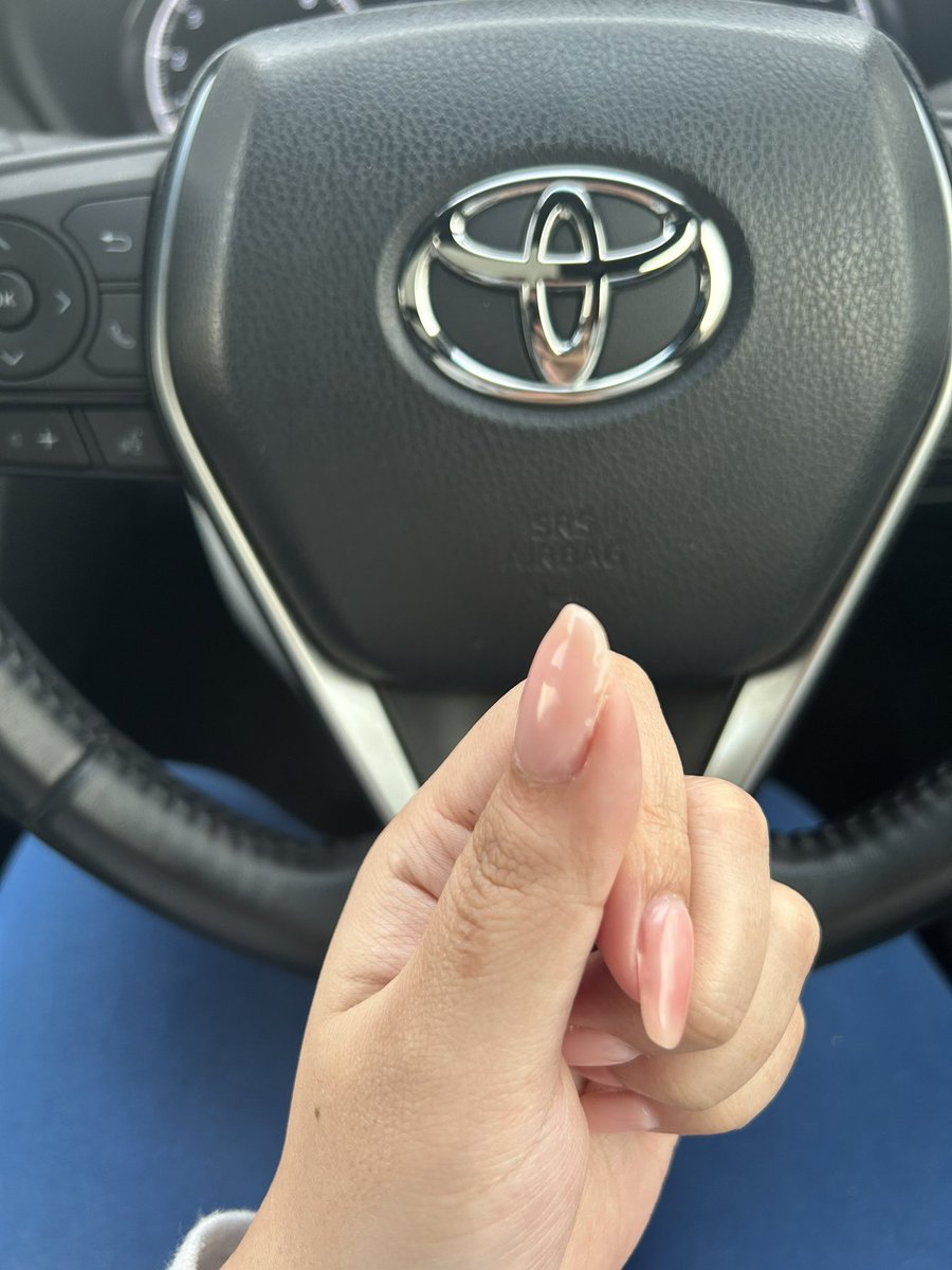 _mrnnnnn06's tweet photo. 土曜日ネイルいったの。
サイド塗れてないし爪の形は丸でお願いしたのに二等辺三角形みたいになってるし、ジェル多めについてる指はぼこぼこしてるし、甘皮の上に塗ってる指あってもう剥がれてきてびっくりしてる、、、
いつものとこ空くまで待てばよかった。
仕事のお昼中にオフいきます https://t.co/2SNcTkODGY
