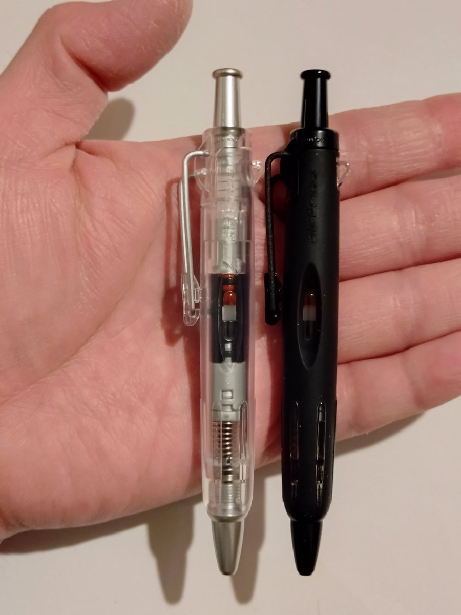RyXJSg8V1eZ7mfP's tweet photo. トンボ鉛筆(Tombow) 加圧式油性ボールペン エアプレス(AirPress) 0.7 BC-AP12 BC-AP20

書き味は並ですが可動式クリップやストラップホール、ラバー素材(黒)で滑らないなどとても使いやすいです。さらにカッコイイ☺️

仕事用に持ち歩きます。

#Tombow
#トンボ
#トンボ鉛筆
#エアプレス
#AirPress https://t.co/N1uKRifIto