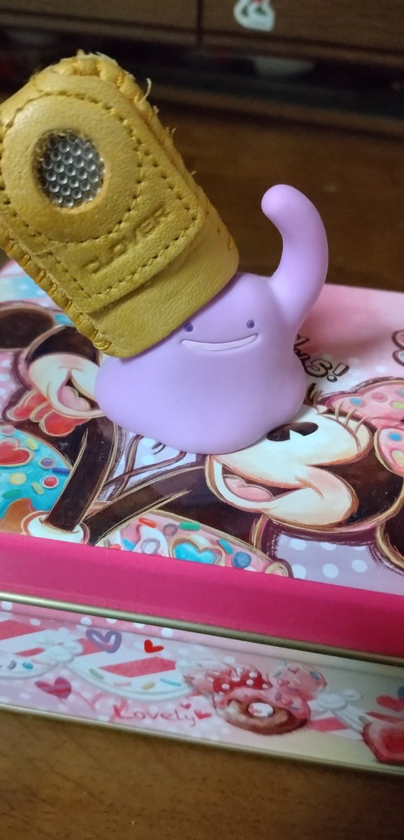suzumiBT's tweet photo. ちなみに、このメタモンの本来の役目は指輪ホルダー。
缶バッジだけだと寂しいので、机の隅にいたのを連れてきました。
試しに今作ってるキルトの指ぬきもかけてみたら、割と似合ってた😀 https://t.co/5hwvMMeof4