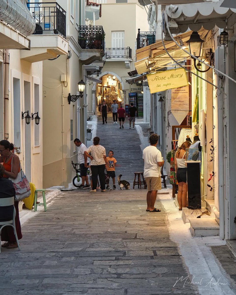 andros_secrets's tweet image. Street Life in Chora of Andros 🧡 

👉 @michael_andrew2301 

#andros #greece #visitgreece #grece #paradisefound #paradise #beach #vacationgoals #islandhopping #cyclades #greekislands #androsisland #greekisland #village #androsgreece #love #cyclades_islands