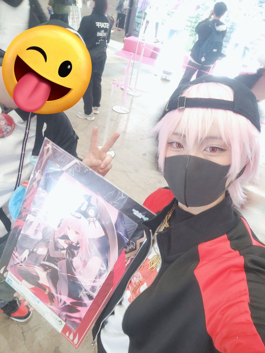 c4u_v's tweet photo. 最後の3時だけサンタの気分になれたので良かったです。お会いした@Heartcat7,@KoalaUniverse
@dol_phin_max,@kneeldownandcry など多数の人にホロライブのグッズを提供させてもらいました来年も同じようなことできることを心から願っています。
では皆様よいホロライフ
#hololivefesEXPO25_DAY1 https://t.co/v7DDou5PTJ