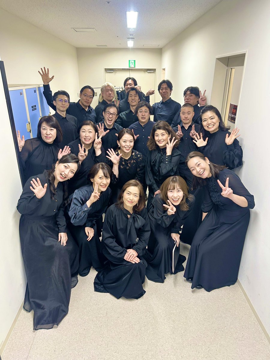 GlmM5y9a8AA-FM4.jpg