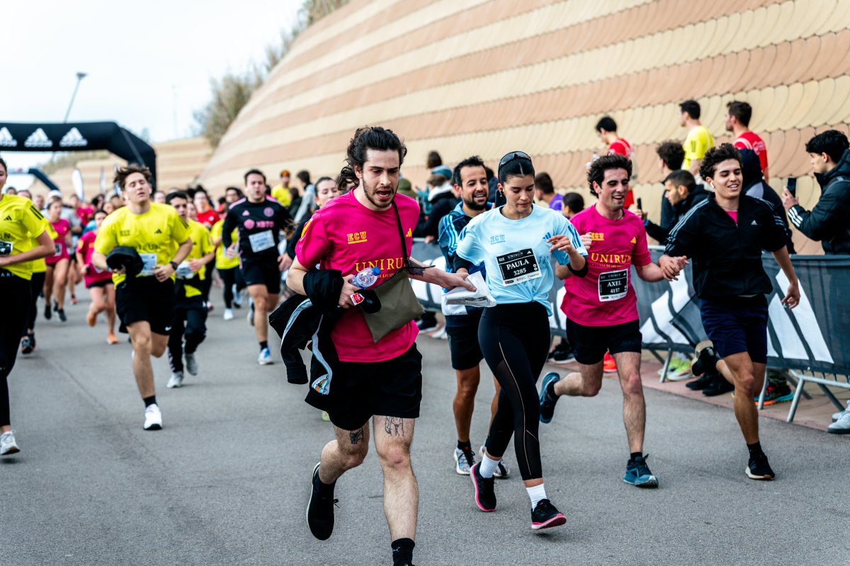 joydivictor's tweet image. vaya puto runner estoy hecho xd la chaketika la riñonera la boteyika de awa y el dorsal en la mano (pensaba que era adhesivo y no) vaya puto portaviones estoy hecho  #unirun