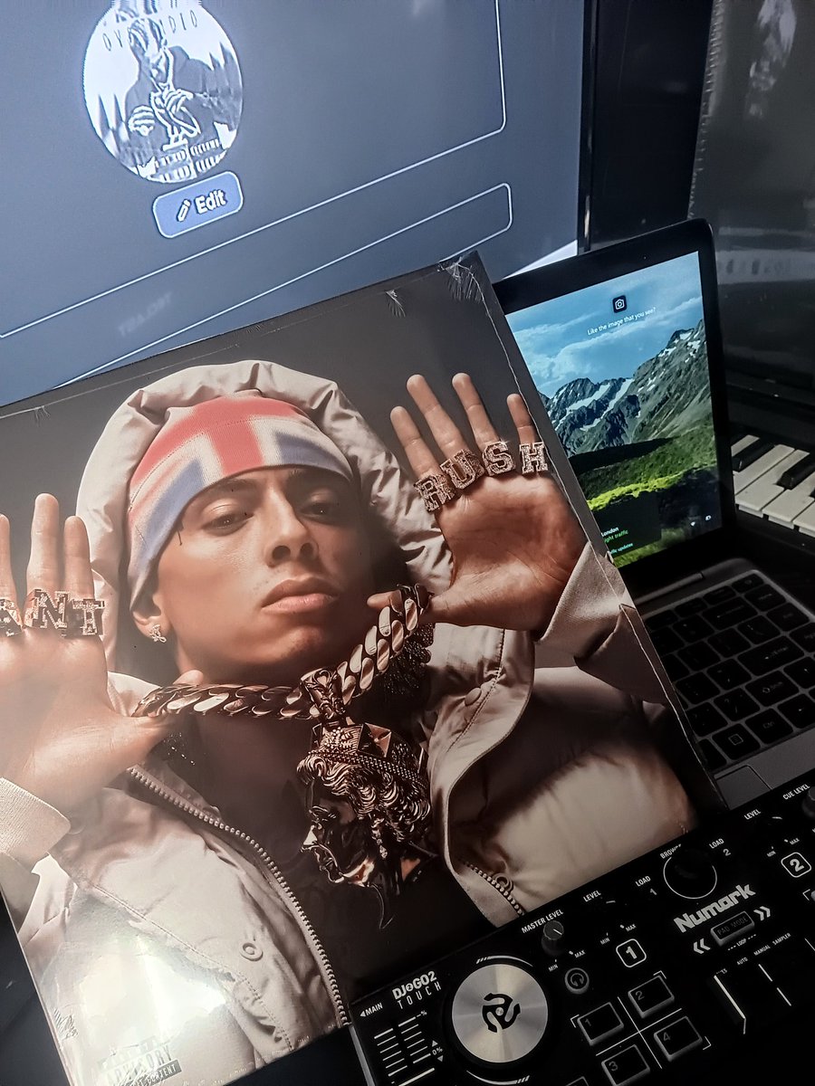 _cookiedoe's tweet photo. 1 of 2 new vinyls that arrived this weekend #NoIntroductionNeeded #CantRushGreatness ๐ฌ๐ง๐ฅ https://t.co/Btq9PPIEHR