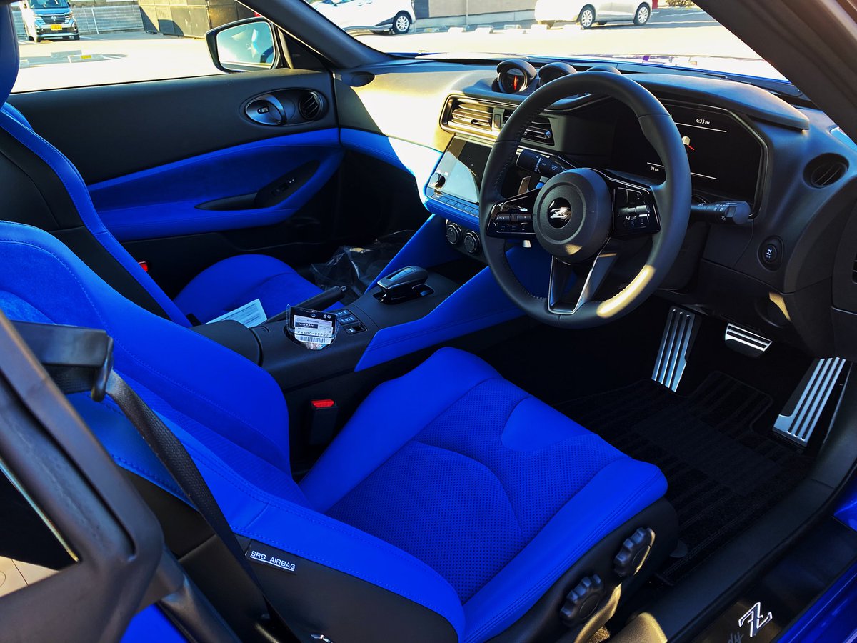 遂にRZ34納車いたしました✨ ワンガンブルー青内装の青統一です