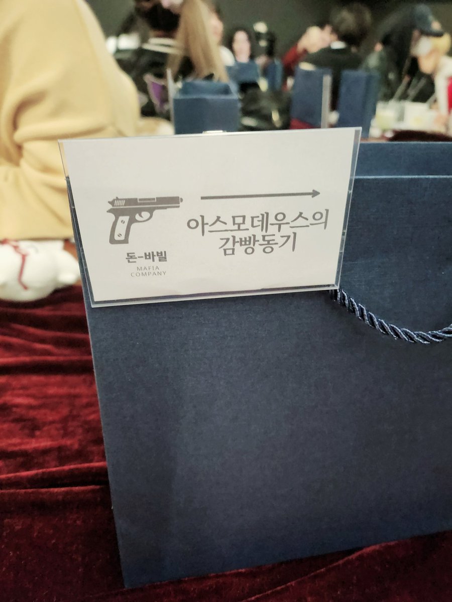 #마카페_후기
마카페 아스모데우스의 감빵동기로 다녀왔습니다! 사실 눈에 띄는 닉이 많지 않을까?! 생각해서 진짜 열심히 파격적인걸로 준비해 간 거였는데 다들 보고 감빵 다녀왔어요...? 하고 물어보신... 재밌는 일이 진짜 많았어서 타래로 천천히 이어볼게요~ (งᐛ)ว (งᐖ )ว