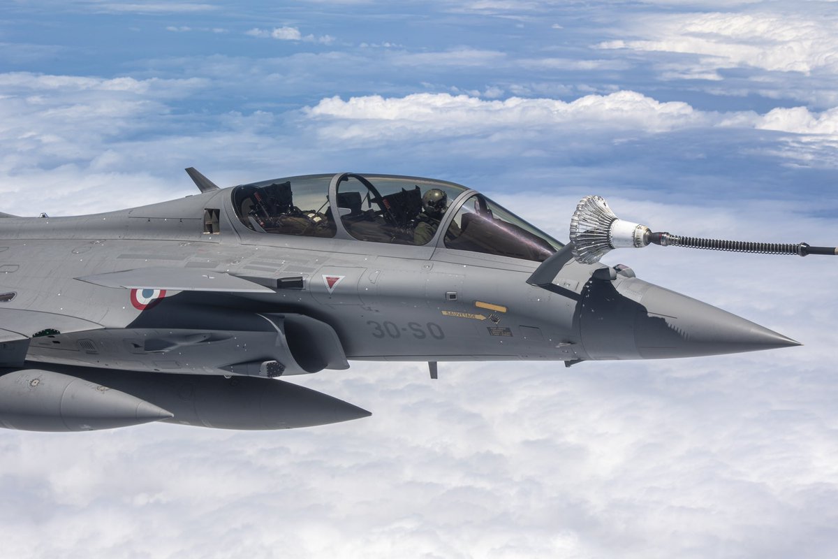 Armee_de_lair's tweet photo. Retour dans l’hexagone pour le détachement #Bubo25 qui fait escale au Cap-Vert 🇨🇻 Après avoir protégé le lancement du 🛰️ #CSO3 , les 3 Rafale, l’A400M et l’A330 MRTT se sont posés sur l’île de Sal, pour une escale technique. https://t.co/MMVSRkCRCP