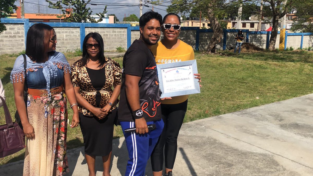 El Club Cuidad del Almirante,realizó su torneo de voleibol, con motivo al dia internacional de la mujer y en conmemoración del 33 aniversario de la institución, en el cual fueron reconocidas, dirigentes comunitarias,ademas de la entrega de utiles <a href="/ARenLosDeportes/">Alberto Rodríguez Mella</a> <a href="/raquelarbaje/">Raquel Arbaje</a>